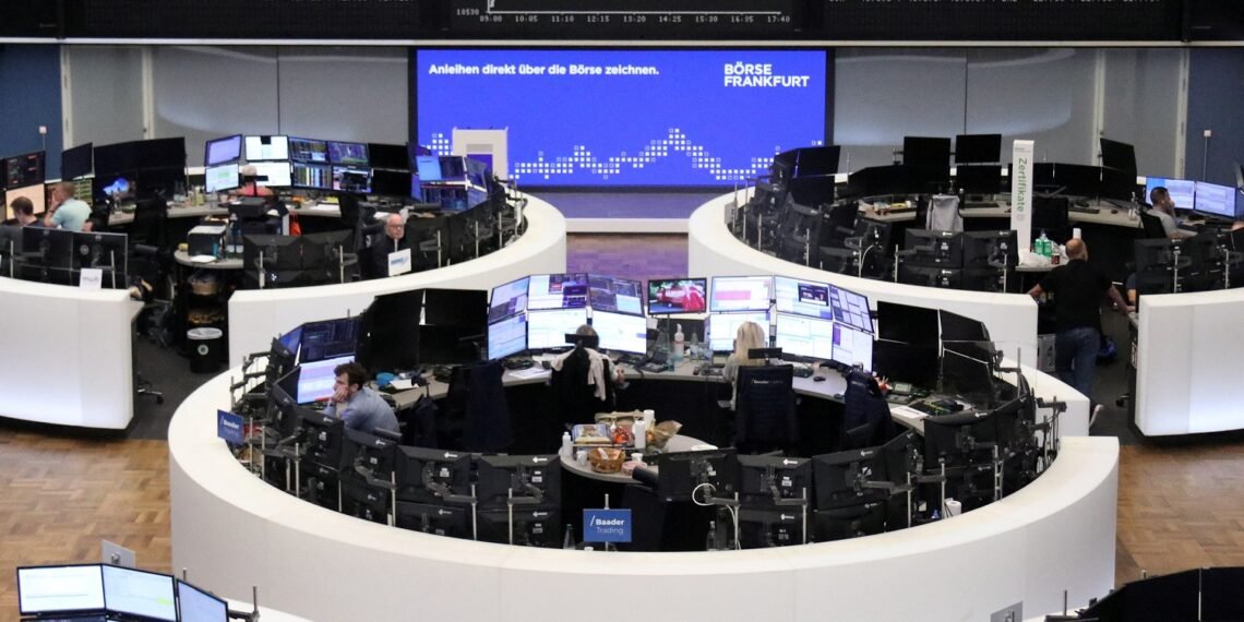 Corretoras em ação na bolsa de Frankfurt, analisando dados financeiros em múltiplas telas em um ambiente tecnológico.