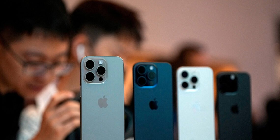 Em corrida para fugir de tarifas, Apple enche aviões com iPhones da Índia para os EUA