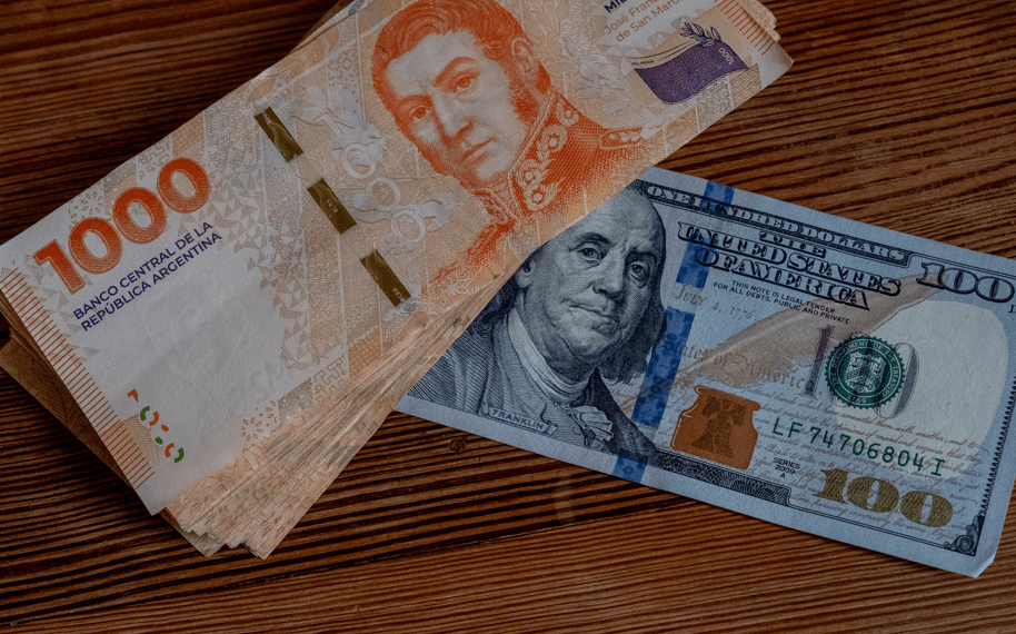 Argentina anuncia fim de controle cambial; dólar flutuará entre 1.000 e 1.400 pesos