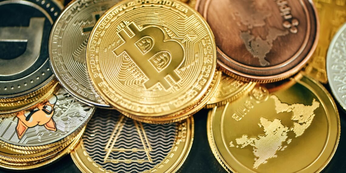 Moedas de criptomoedas empilhadas, destacando Bitcoin ao centro, simbolizando a diversidade no mercado digital.