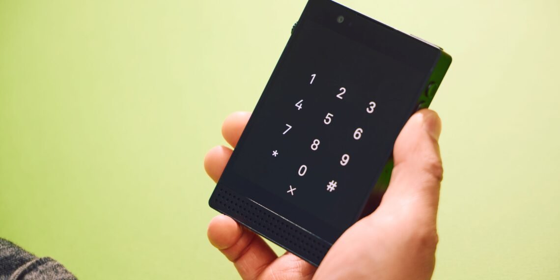Brain rot: Usar um telefone menos ‘smart’ pode ajudar? Este repórter testou