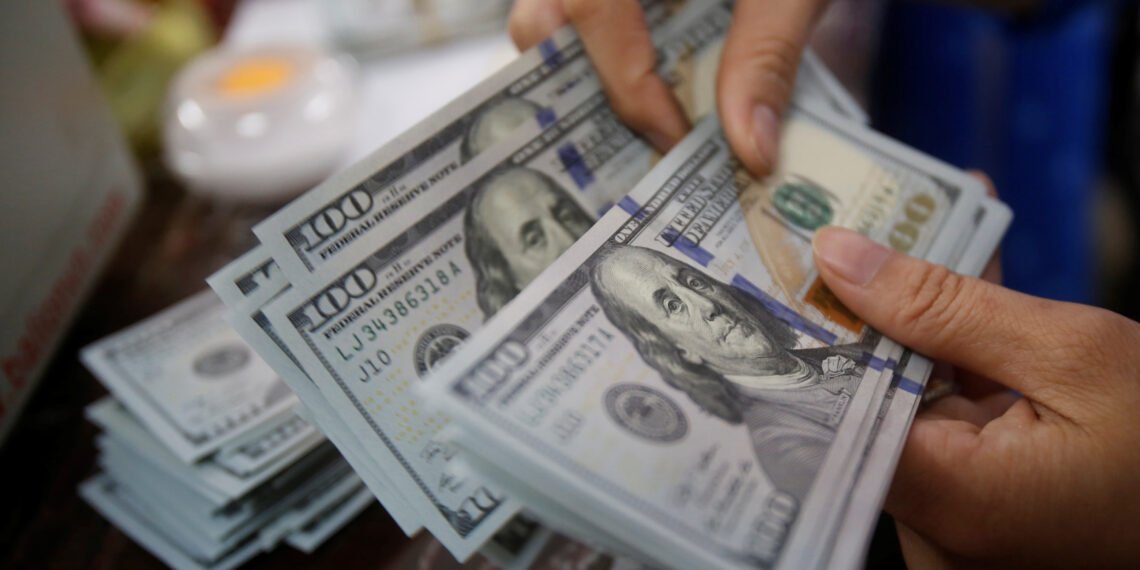Dólar volta a recuar em meio a desdobramentos da guerra comercial