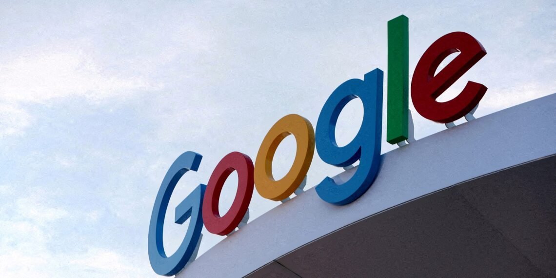 Logo do Google em letras coloridas sobre um edifício curvo, destacando-se contra o céu, simbolizando tecnologia.