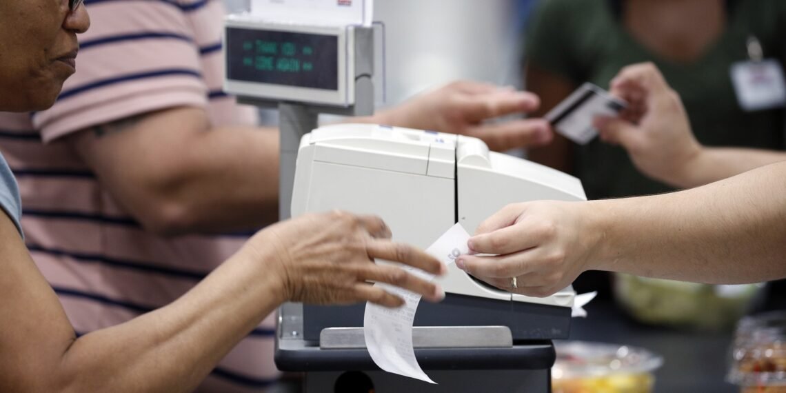 Empresas começam a repassar “taxa Trump” em contas de clientes nos EUA