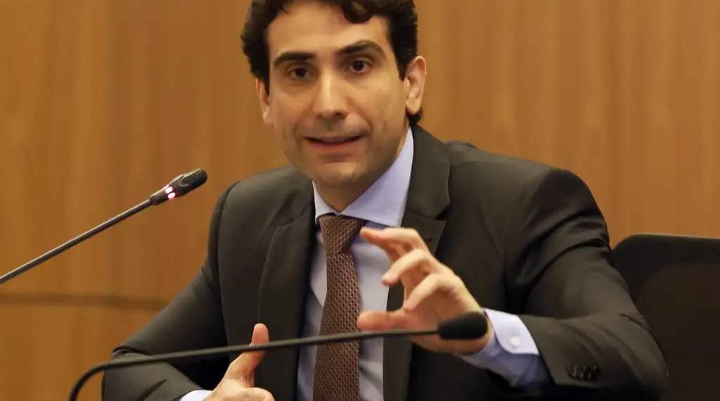Risco de crédito é significativamente maior para apostadores em bets, diz Galípolo