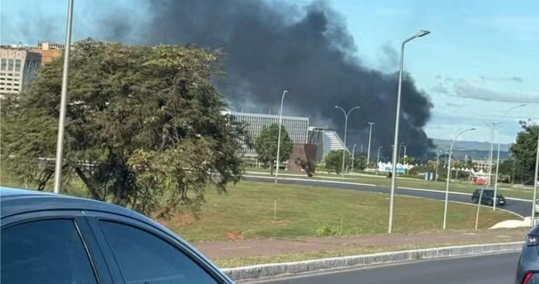 Incêndio atinge anexo do Ministério da Educação em Brasília