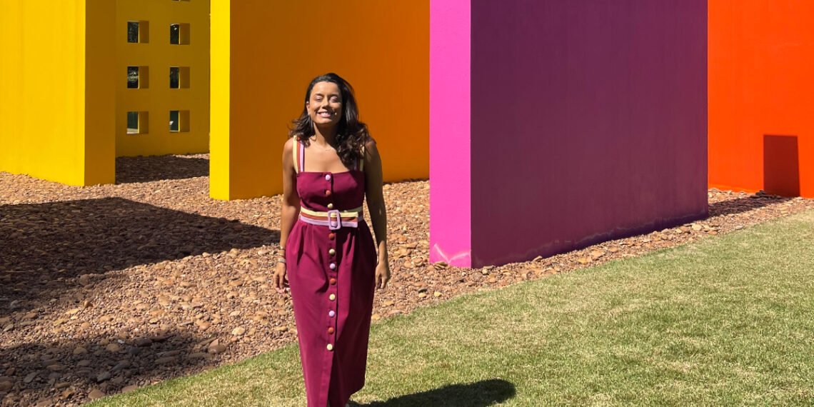 Daniela Filomeno no Instituto Inhotim, uma das opções para férias de julho com novíssimo hotel dentro do museu