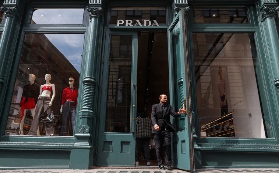 Prada compra Versace em transação bilionária: qual a estratégia por trás do negócio?