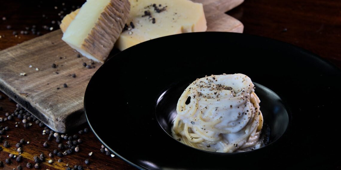 A clássica massa romana cacio e pepe leva apenas três ingredientes, mas é um verdadeiro desafio acertar no preparo
• Simone Frau via CNN Newsource