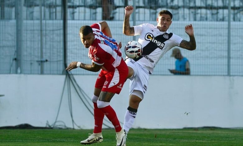 Jogo emocionante entre Ponte Preta e adversário termina em empate, mantendo as esperanças de acesso à Série B no campeonato brasileiro de futebol.
