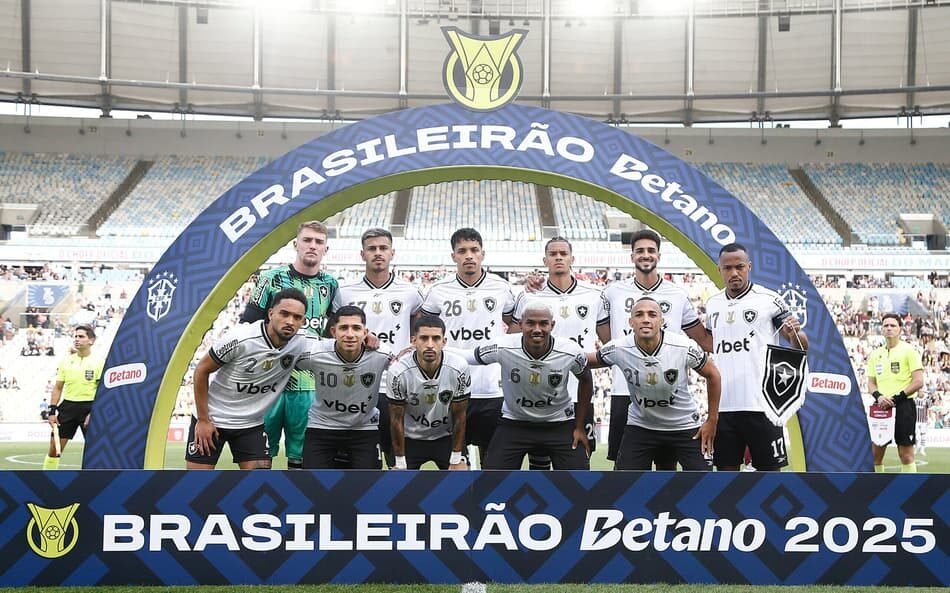 Botafogo enfrenta desafios em campo com escolhas de Ancelotti falhando em reverter a situação.