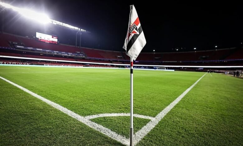 Conflitos internos no São Paulo FC aumentam após eliminação na Copa Libertadores 2023, destacando tensões entre jogadores e diretoria.