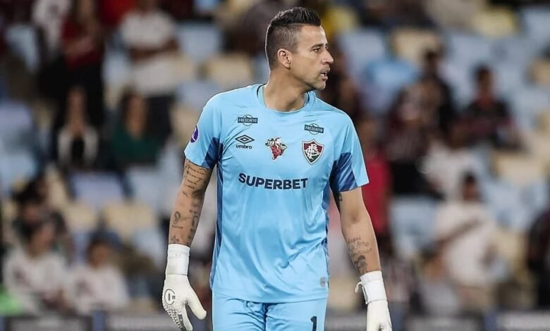 Elencos do Fluminense e Botafogo se enfrentam em disputa, explorando qual time possui o elenco mais caro do futebol brasileiro.