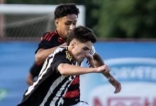Jogo entre Atlético-MG e Flamengo no Brasileirão Sub-17, onde Atlético-MG venceu e se classificou para as semifinais.