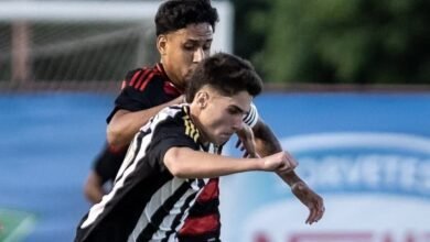 Jogo entre Atlético-MG e Flamengo no Brasileirão Sub-17, onde Atlético-MG venceu e se classificou para as semifinais.