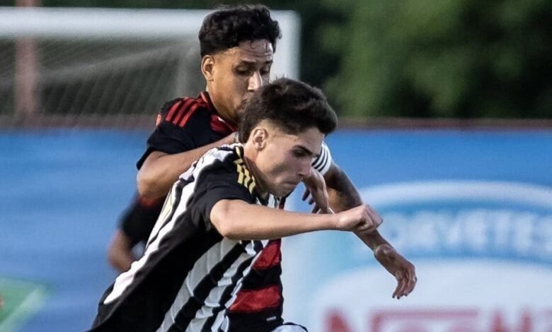 Jogo entre Atlético-MG e Flamengo no Brasileirão Sub-17, onde Atlético-MG venceu e se classificou para as semifinais.
