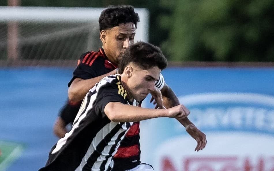Jogo entre Atlético-MG e Flamengo no Brasileirão Sub-17, onde Atlético-MG venceu e se classificou para as semifinais.