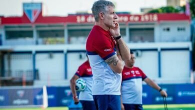 Escudo do Fortaleza e do Sport em destaque para o confronto pelo Brasileirão