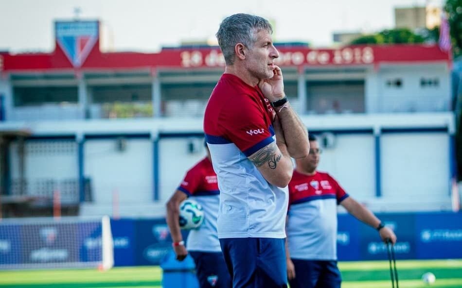 Escudo do Fortaleza e do Sport em destaque para o confronto pelo Brasileirão
