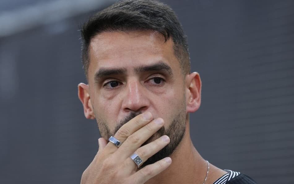 Renato Augusto é homenageado de forma emocionante pelo Corinthians em cerimônia especial, destacando sua contribuição e legado no clube de futebol.