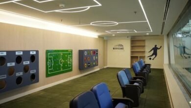 Vista do Maracanã com destaque para as novas salas sensoriais inclusivas destinadas a pessoas com TEA, implementadas durante o jogo entre Fluminense e Botafogo.