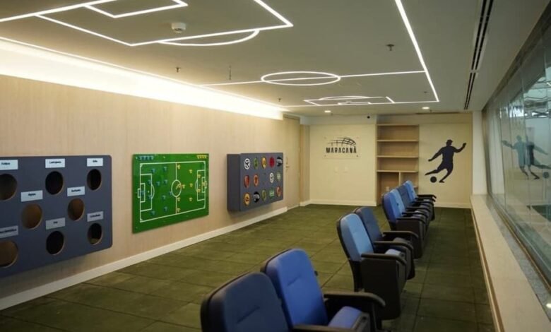 Vista do Maracanã com destaque para as novas salas sensoriais inclusivas destinadas a pessoas com TEA, implementadas durante o jogo entre Fluminense e Botafogo.