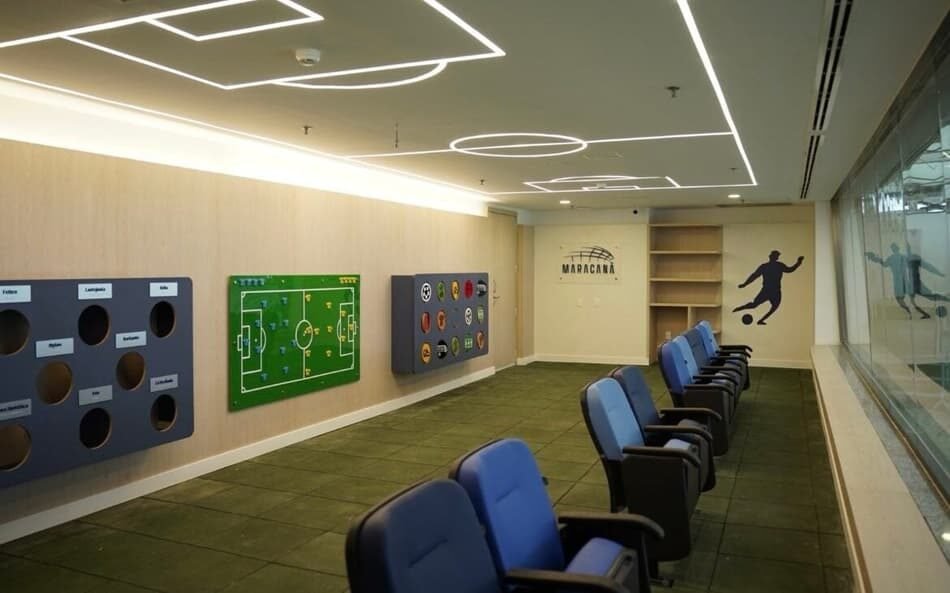 Vista do Maracanã com destaque para as novas salas sensoriais inclusivas destinadas a pessoas com TEA, implementadas durante o jogo entre Fluminense e Botafogo.