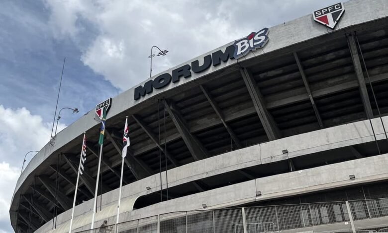 Torcedores aguardam abertura da venda de ingressos para o clássico entre São Paulo e Palmeiras, após queda de público nos jogos anteriores.