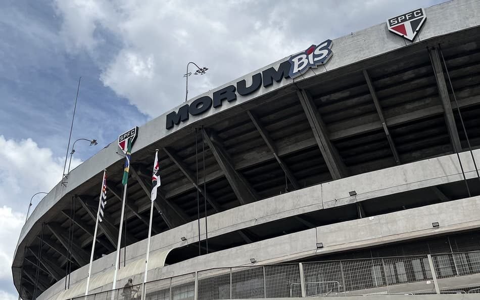 Torcedores aguardam abertura da venda de ingressos para o clássico entre São Paulo e Palmeiras, após queda de público nos jogos anteriores.
