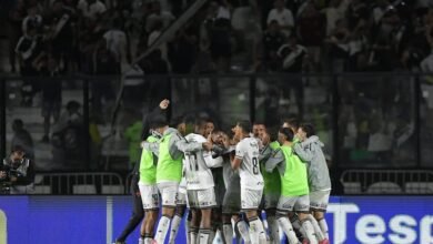 Foto do Estádio São Januário iluminado, destacando Philippe Coutinho em ação durante o jogo do Vasco, com uma torcida vibrante ao fundo.