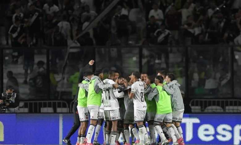 Foto do Estádio São Januário iluminado, destacando Philippe Coutinho em ação durante o jogo do Vasco, com uma torcida vibrante ao fundo.
