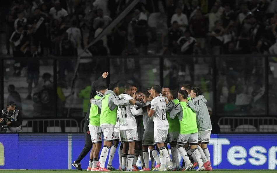 Foto do Estádio São Januário iluminado, destacando Philippe Coutinho em ação durante o jogo do Vasco, com uma torcida vibrante ao fundo.