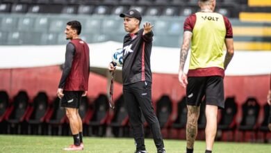 Time Vitória em preparação para jogo contra Grêmio, com jogadores retornando ao time e desfalques importantes na equipe.