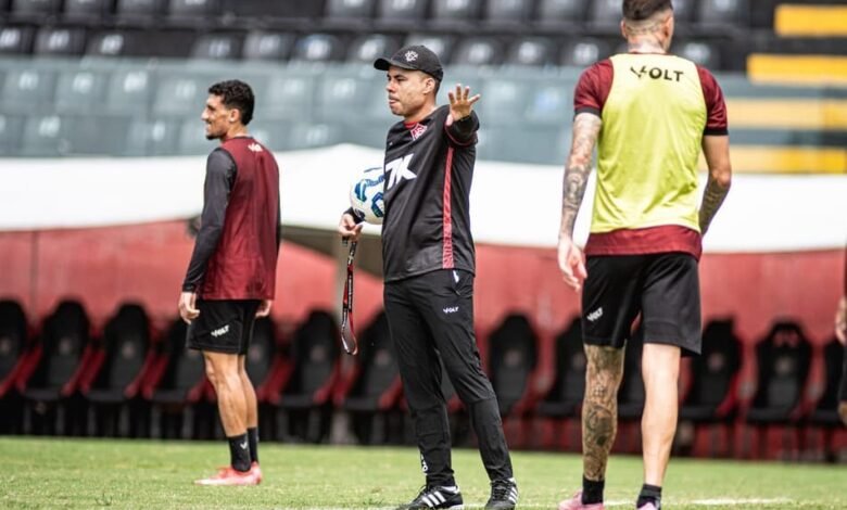 Time Vitória em preparação para jogo contra Grêmio, com jogadores retornando ao time e desfalques importantes na equipe.