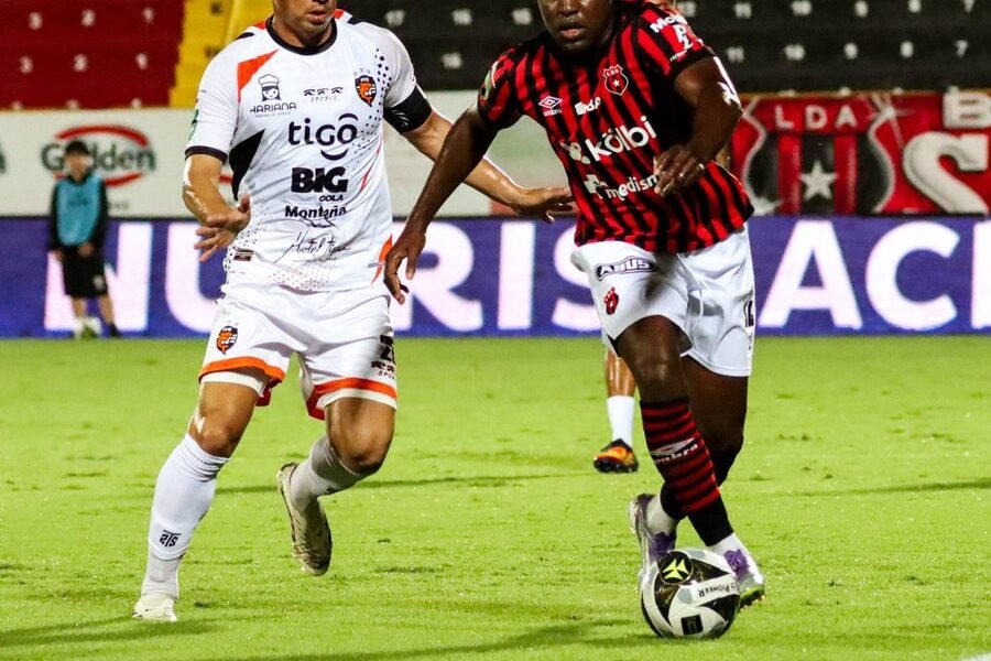El VAR y el planteamiento de Óscar Ramírez decepcionan a la afición de Alajuelense