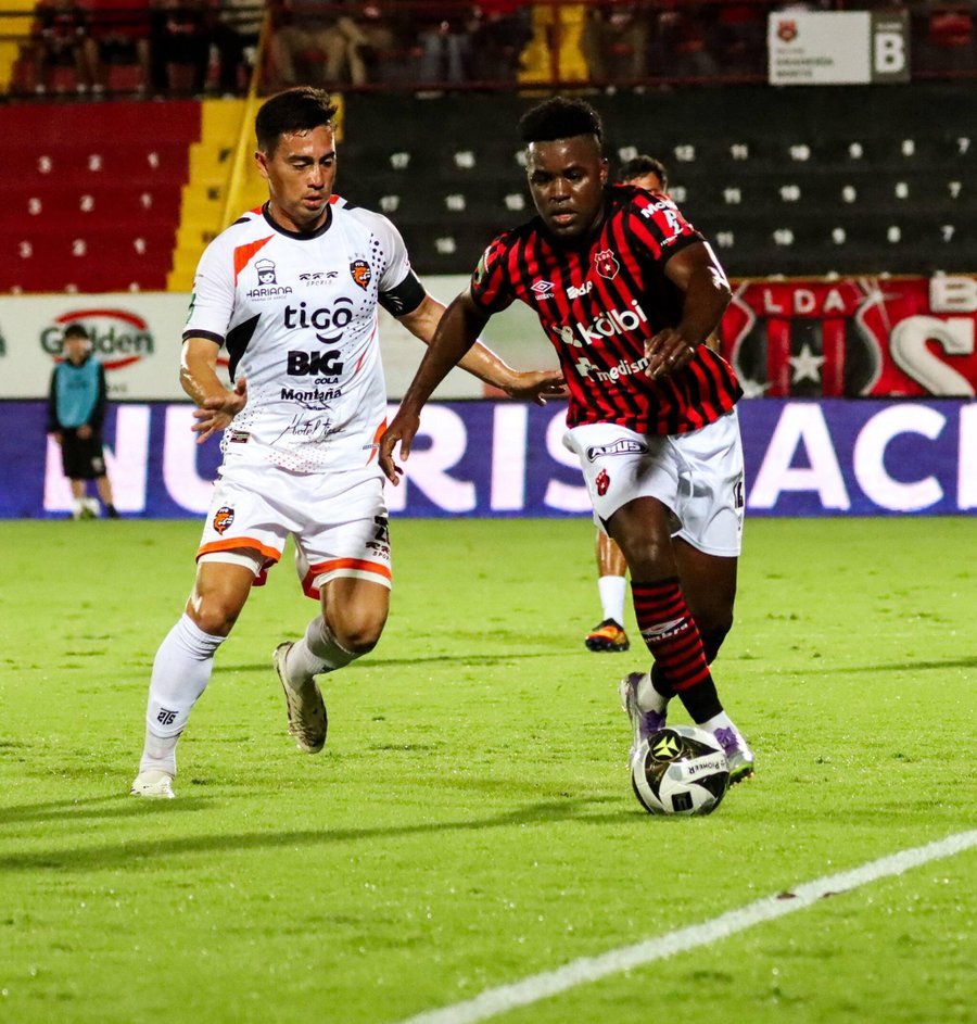 El VAR y el planteamiento de Óscar Ramírez decepcionan a la afición de Alajuelense