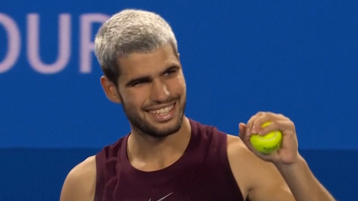 Carlos Alcaraz come en la mesa del 'Big Three' y llega a su décima final de la temporada