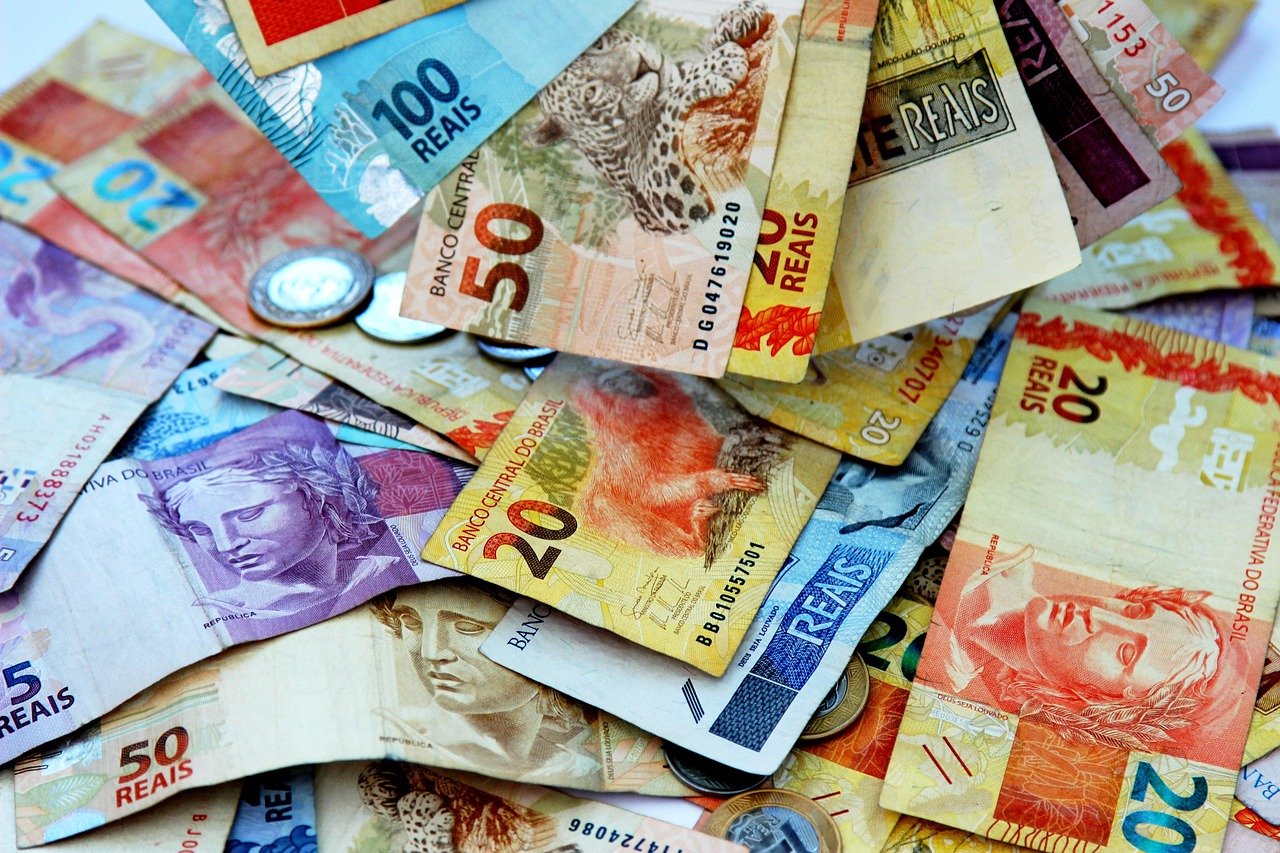 Receita paga último lote regular de restituição do IR 2025 hoje; veja quem recebe
