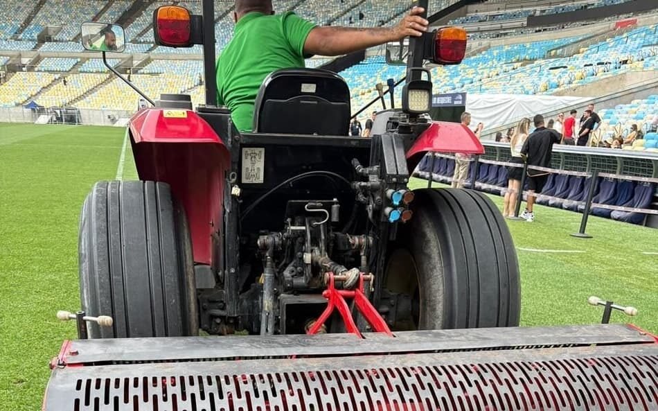 Estádio Maracanã passa por processo de descompactação do gramado para recuperação