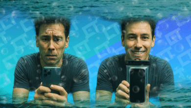 Homem tirando fotos subaquáticas com um smartphone em um ambiente seguro e controlado.