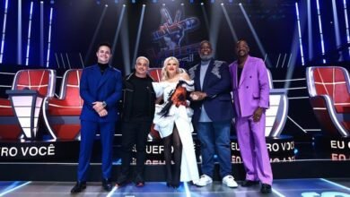 Participantes do The Voice Brasil 2025 utilizando a experiência interativa +Voice no Disney+, que traz inovações tecnológicas para o reality musical.