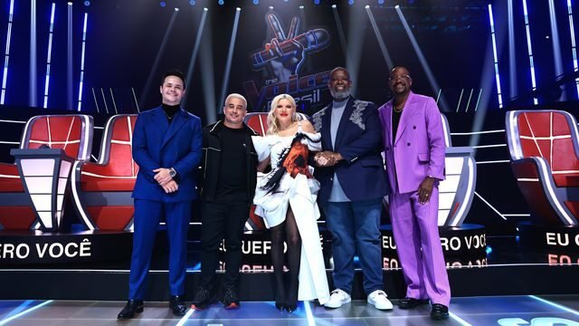 Participantes do The Voice Brasil 2025 utilizando a experiência interativa +Voice no Disney+, que traz inovações tecnológicas para o reality musical.