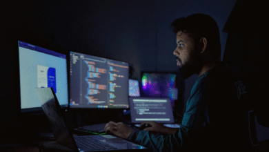 Programadores trabalhando com inteligência artificial, destacando como prosperar em um mundo tecnológico avançado.