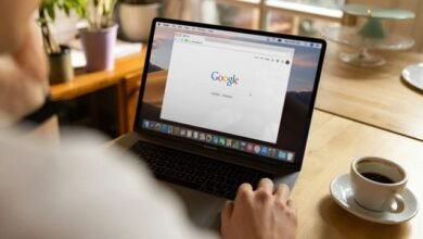 Uma representação visual de rastreamento online com ícones de cadeado, olho e dados digitais, destacando como a atividade na internet pode impactar a privacidade do usuário.