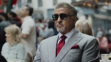 Sylvester Stallone em cena da série Tulsa King, confirmada para a 4ª temporada, usando traje elegante e com expressão determinada.