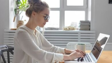 Impacto do 'Workslop' gerado por IA na produtividade das empresas, mostrando a interação entre inteligência artificial e eficiência corporativa.