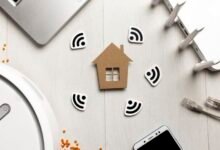 Ilustração futurística mostrando a evolução do Wi-Fi até o Wi-Fi 8, destacando tecnologias avançadas e conexões sem fio mais rápidas.