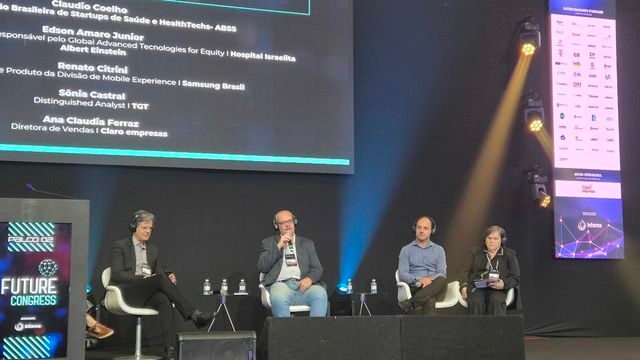 Apresentação no Futurecom 2025 em São Paulo sobre a revolução da Saúde 5.0 com o uso de inteligência artificial e wearables.