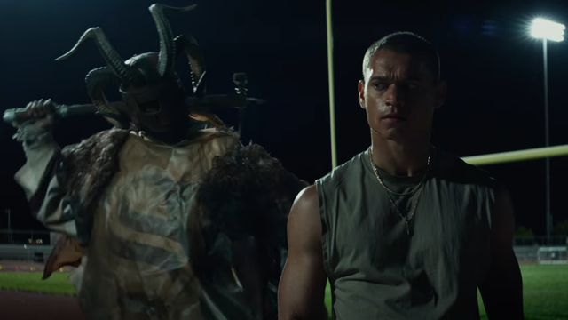 Cena do filme de terror 'Goat', produzido por Jordan Peele, que combina elementos de esportes e horror de forma inovadora.