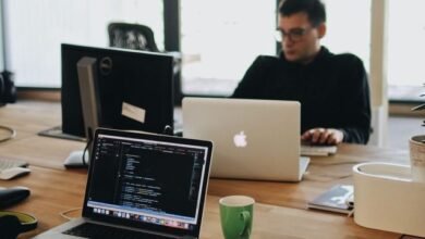 Guia abrangente para descobrir e candidatar-se a trabalhos remotos com pagamento em dólar em 2025, incluindo dicas sobre plataformas, habilidades indispensáveis e como se destacar.